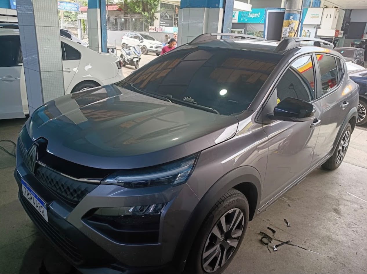 SUV cinza com vidros escurecidos, atendido pela Lanna’s Sound