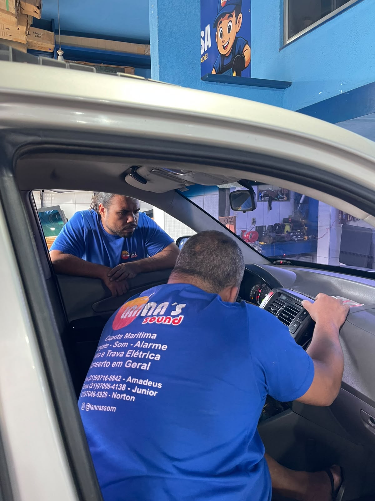 Equipe da Lanna’s Sound atendendo um veículo na oficina